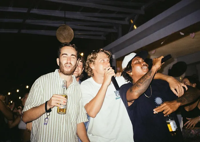 Surf & Party - Hostel Somewhere Else Canggu
